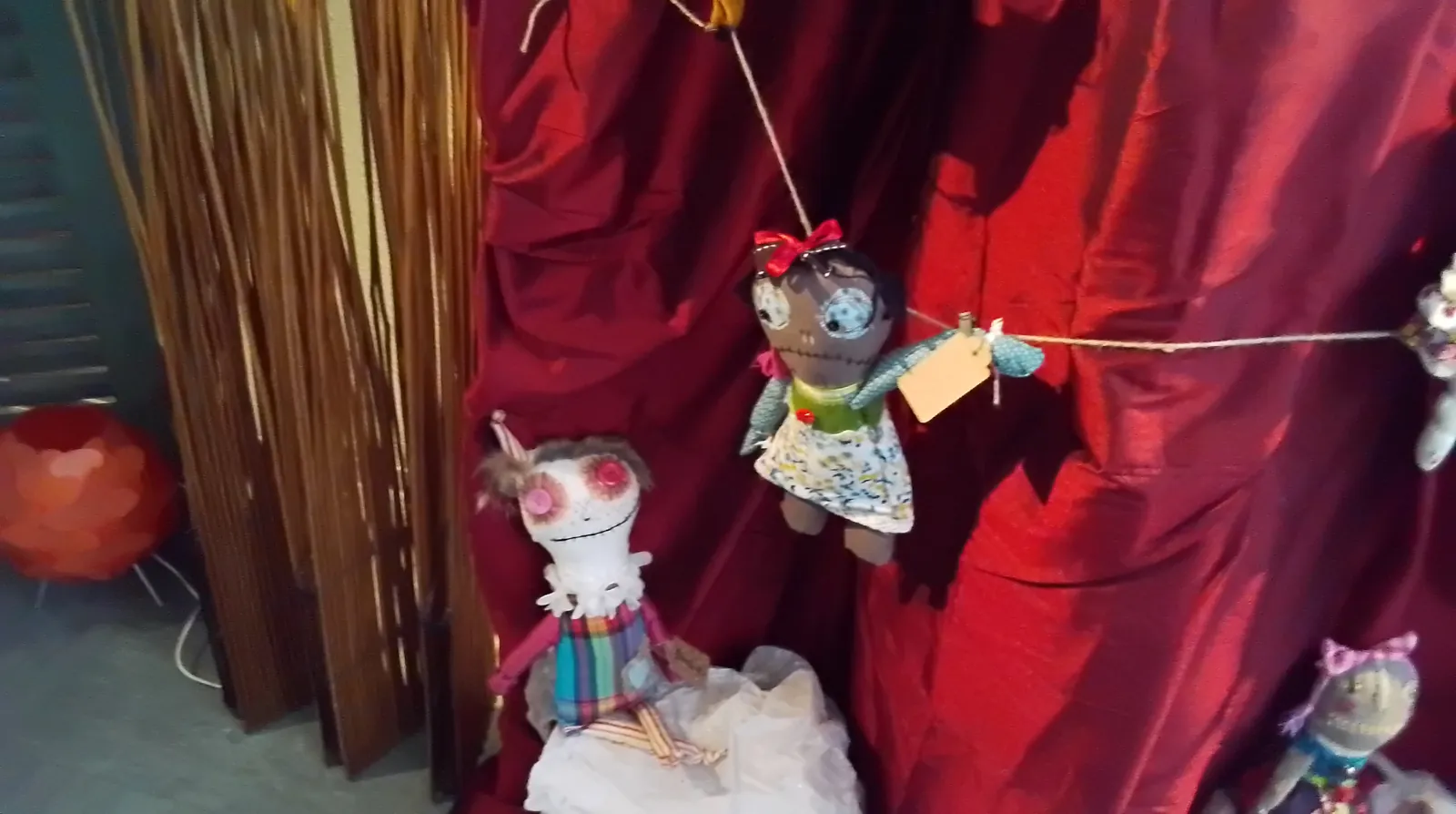 Visite d'une exposition de " poupées moches " au Bidule Café Association