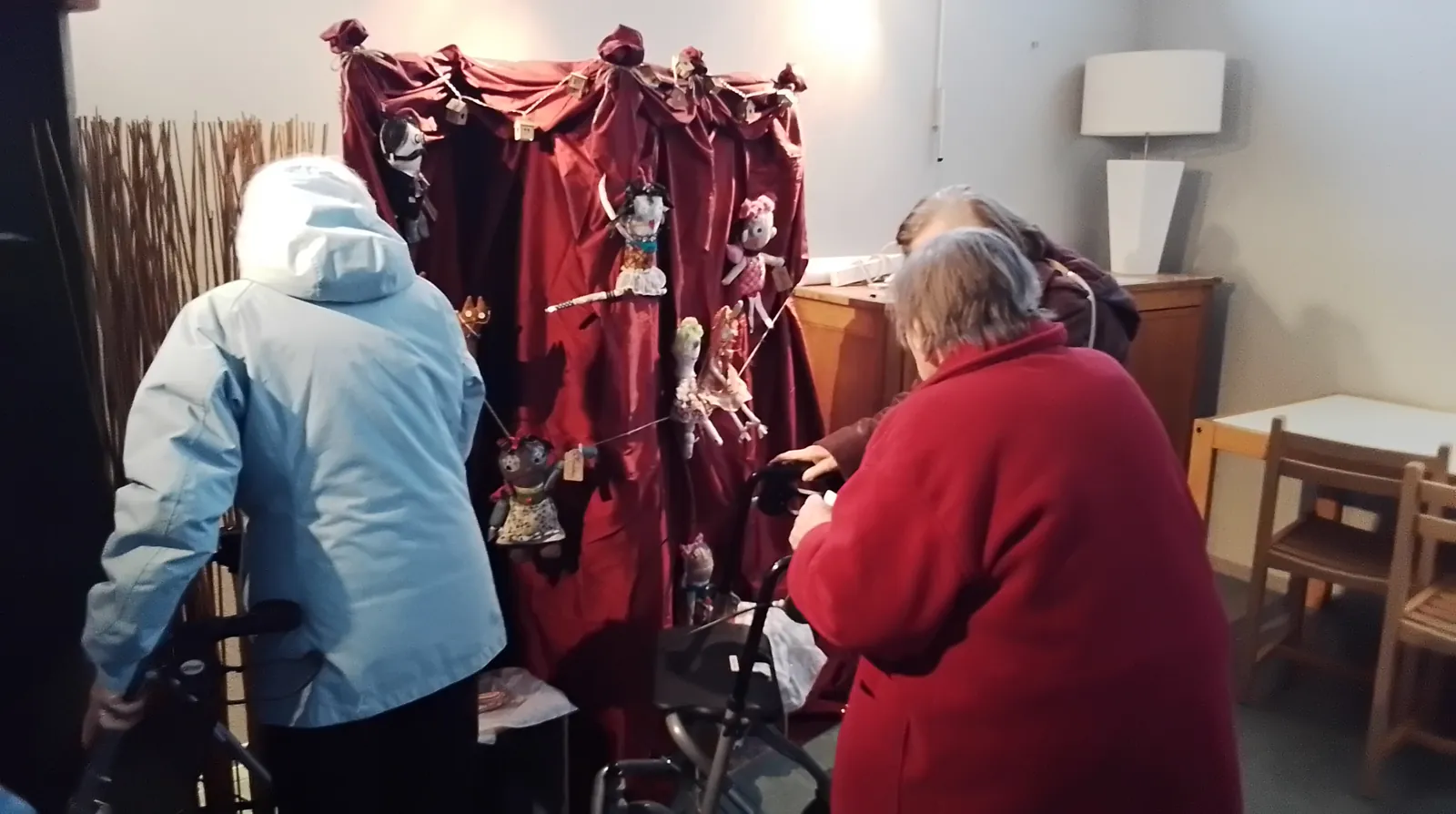 Visite d'une exposition de " poupées moches " au Bidule Café Association