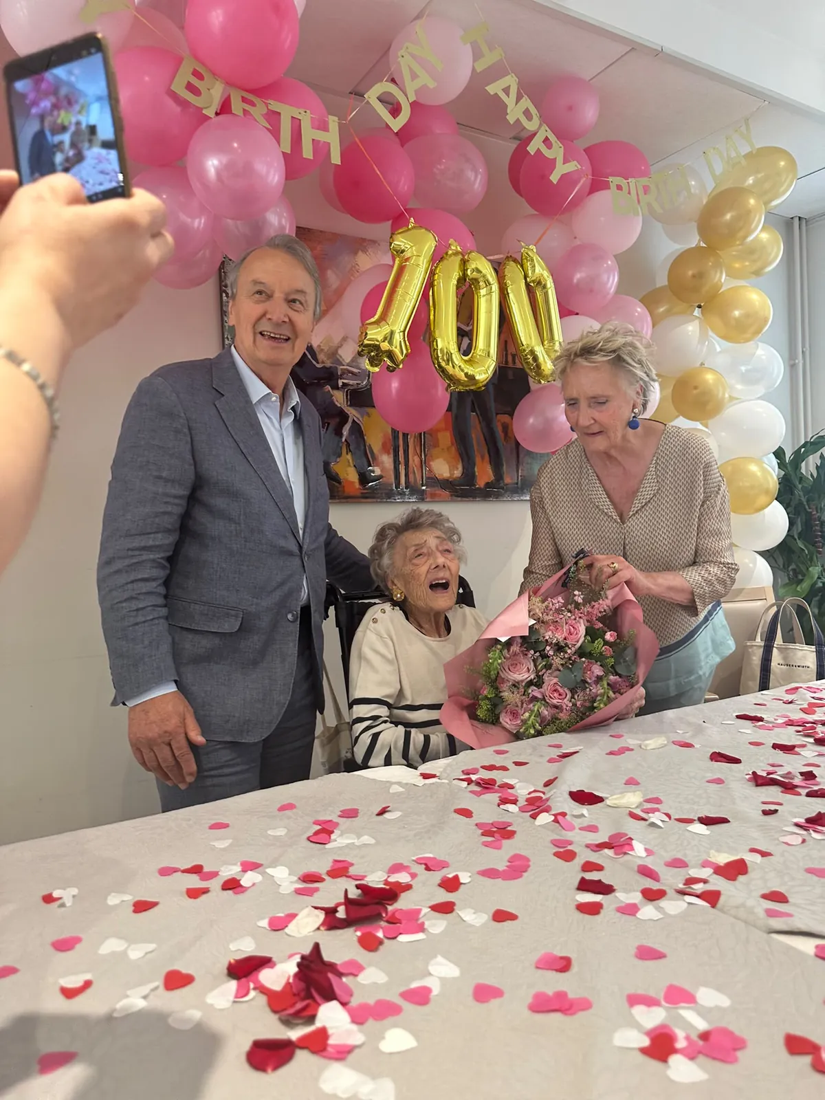 Un siècle de vie : joyeux anniversaire à Madame L. pour ses 100 ans – Résidence Les Adrets